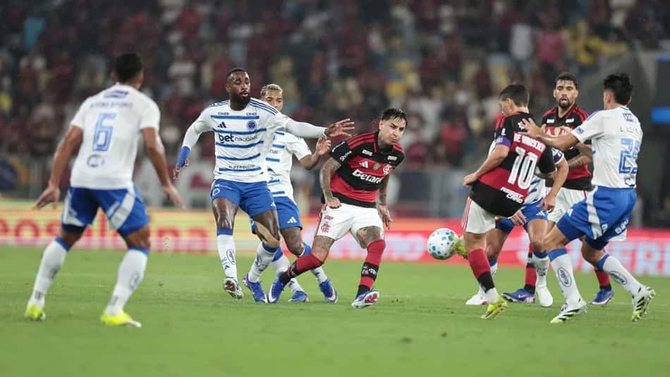 Jogadores de Flamengo e Cruzeiro no Maracanã