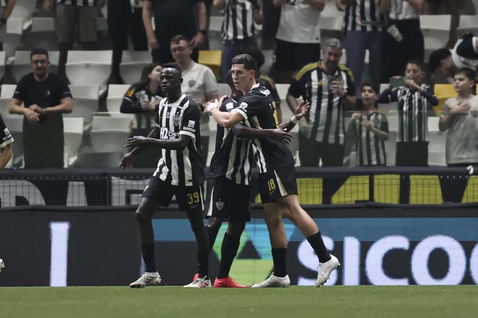 Jogadores do Atlético celebram gol x Vitória (Foto: Gilson Lobo/AGIF/Folhapres)
