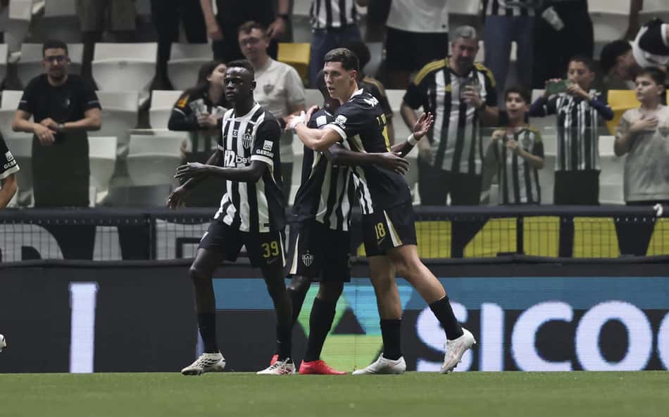 Jogadores do Atlético celebram gol x Vitória (Foto: Gilson Lobo/AGIF/Folhapres)