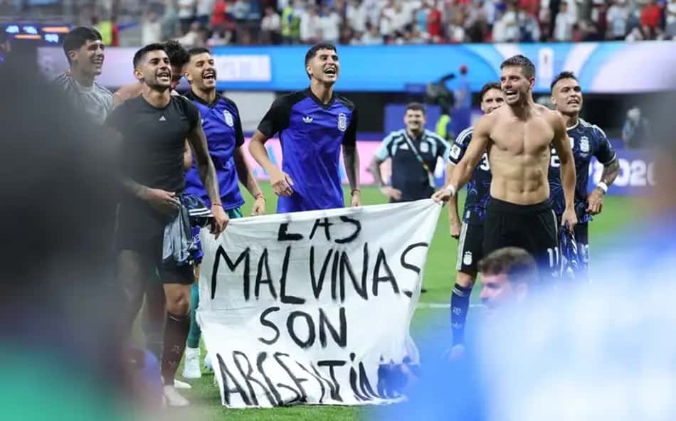 Jogadores da Argentina exibem faixa sobre a Guerra das Malvinas após vitória contra a Inglaterra