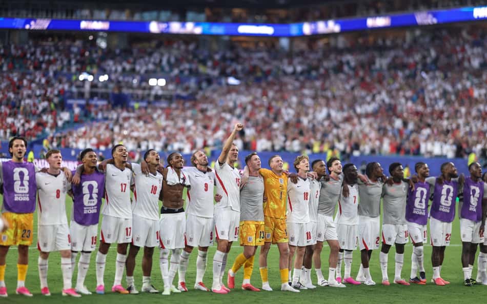 Jogadores da Inglaterra cantam Wonderwall junto com a torcida após classificação para a semifinal da Copa do Mundo