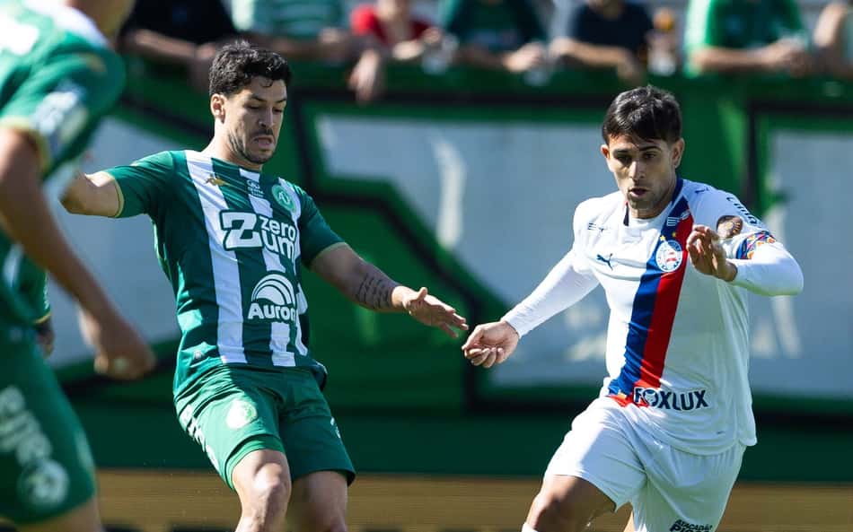 Jogadores de Chapecoense e Bahia disputam a bola durante partida pela 23ª rodada do Brasileirão de 2026