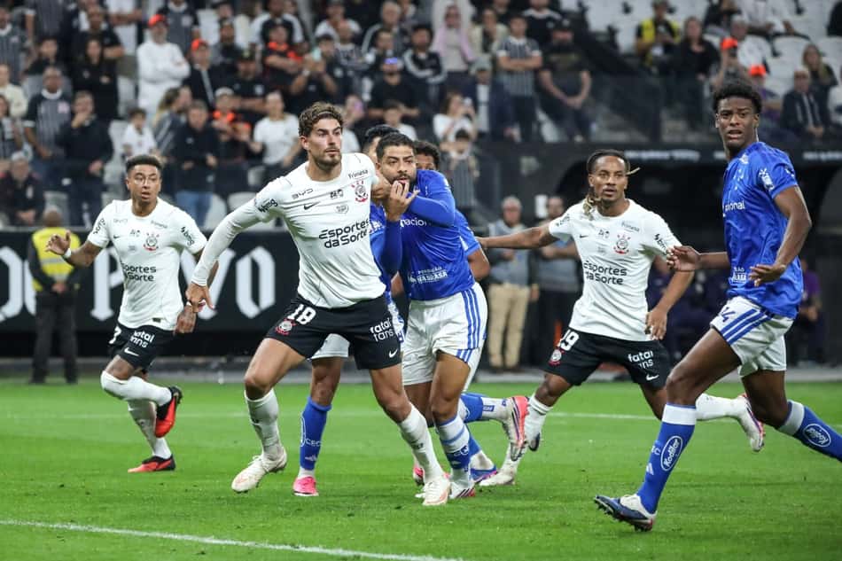 Jogadores de Cruzeiro e Corinthians disputa espaço