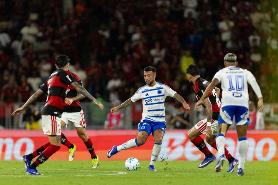 Jogadores de Cruzeiro e Flamengo no Maracanã