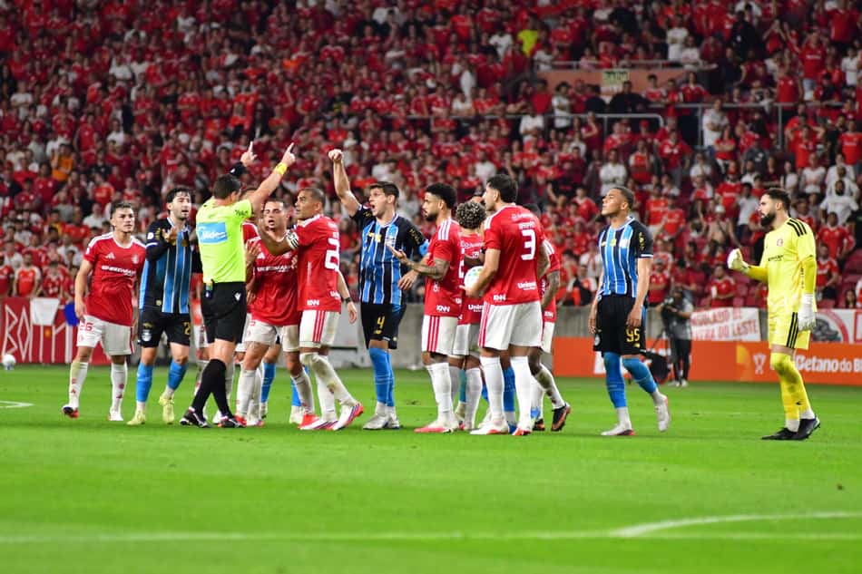 Jogadores de Internacional e Grêmio discutem no primeiro confronto das quartas de final da Copa do Brasil