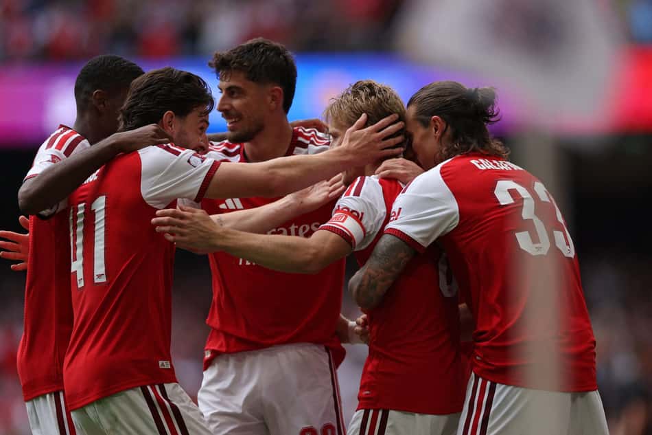 Jogadores do Arsenal comemorando o gol de Odegaard na Supercopa