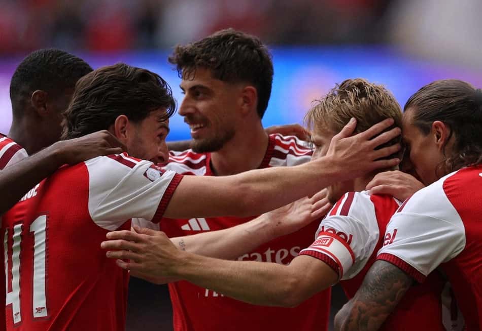 Jogadores do Arsenal comemorando o gol de Odegaard na Supercopa