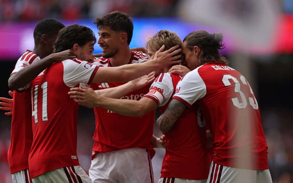 Jogadores do Arsenal comemorando o gol de Odegaard na Supercopa