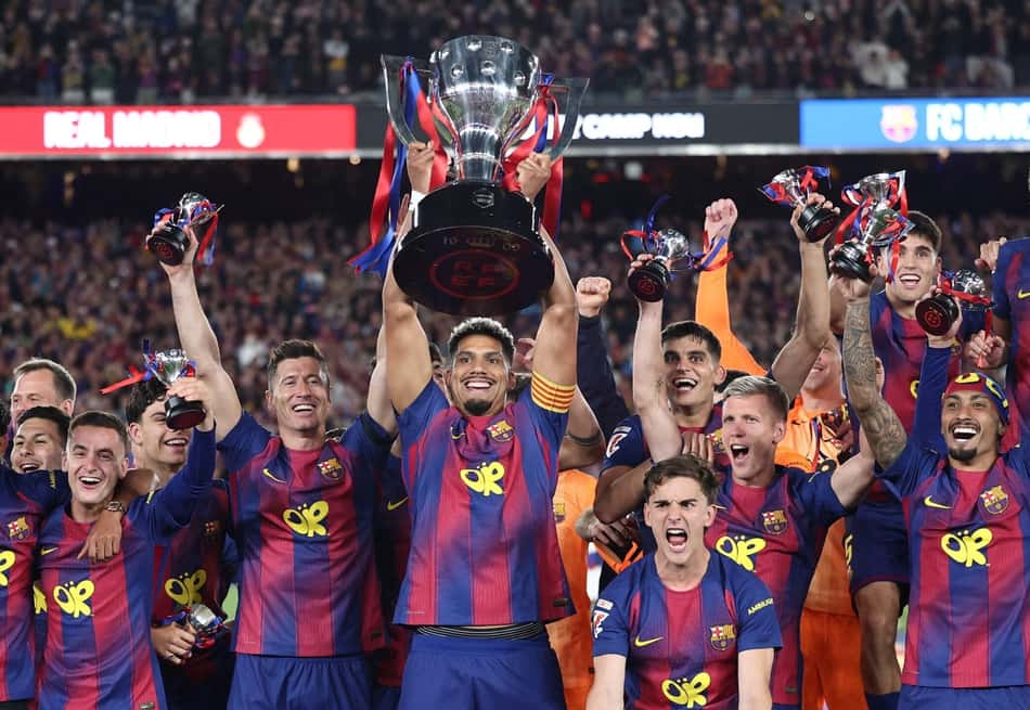 Jogadores do Barcelona celebram título da La Liga após vitória sobre o Real Madrid
