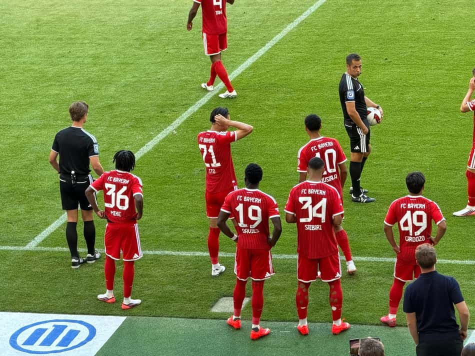 Jogadores do Bayern de Munique se preparando para entrar no amistoso contra o Leipzig