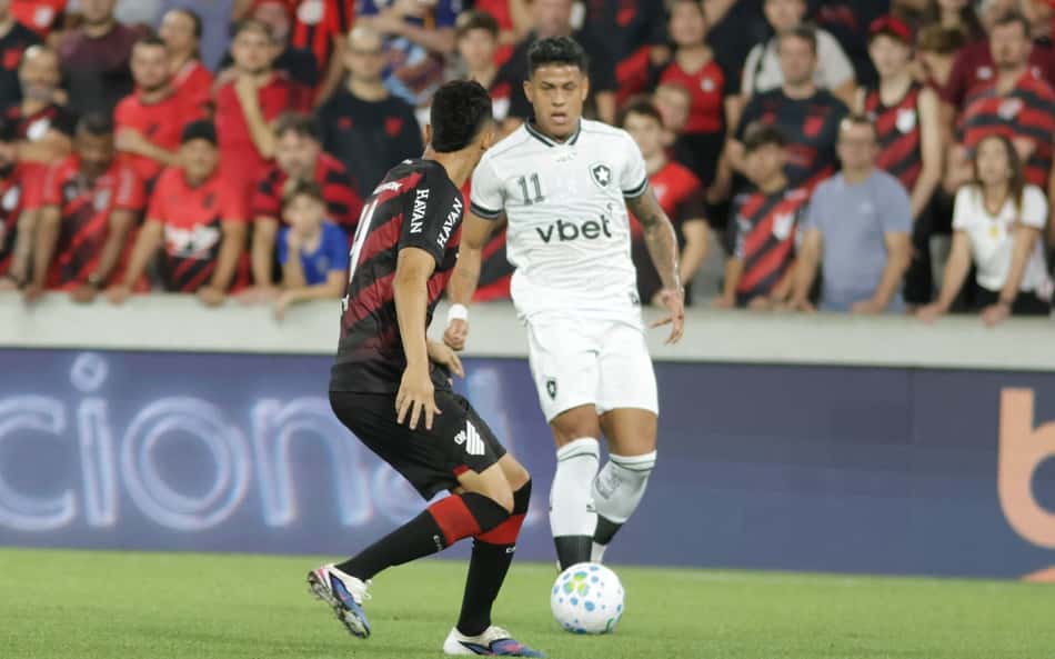 Jogadores do Botafogo e do Athletico-PR em ação no Brasileirão