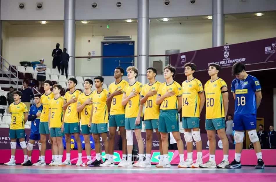 Jogadores do Brasil durante execução do hino nacional no Mundial Sub-17 • Volleyball World / Divulgação 