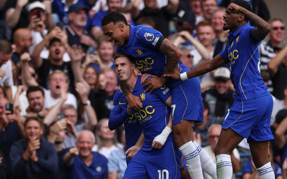 Jogadores do Chelsea comemoram gol de Cole Palmer sobre o Brighton, pela Premier League