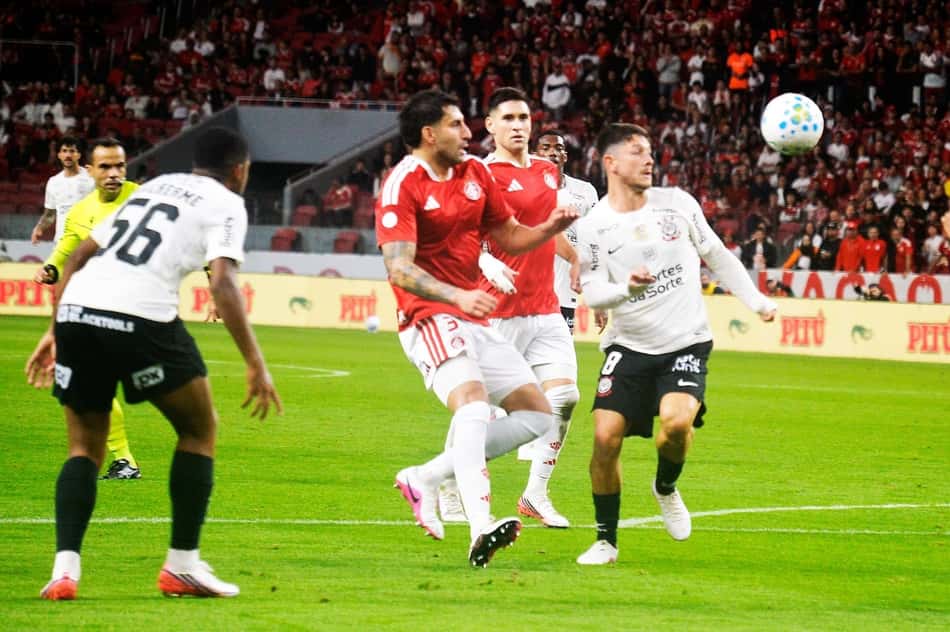Jogadores do Corinthians e Internacional em ação em duelo da Copa do Brasil