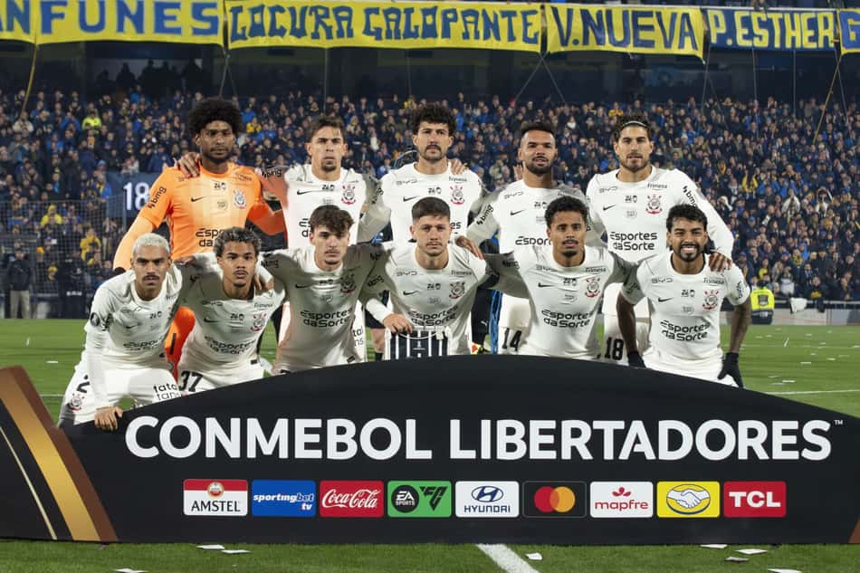 Jogadores do Corinthians em jogo contra o Rosario Central
