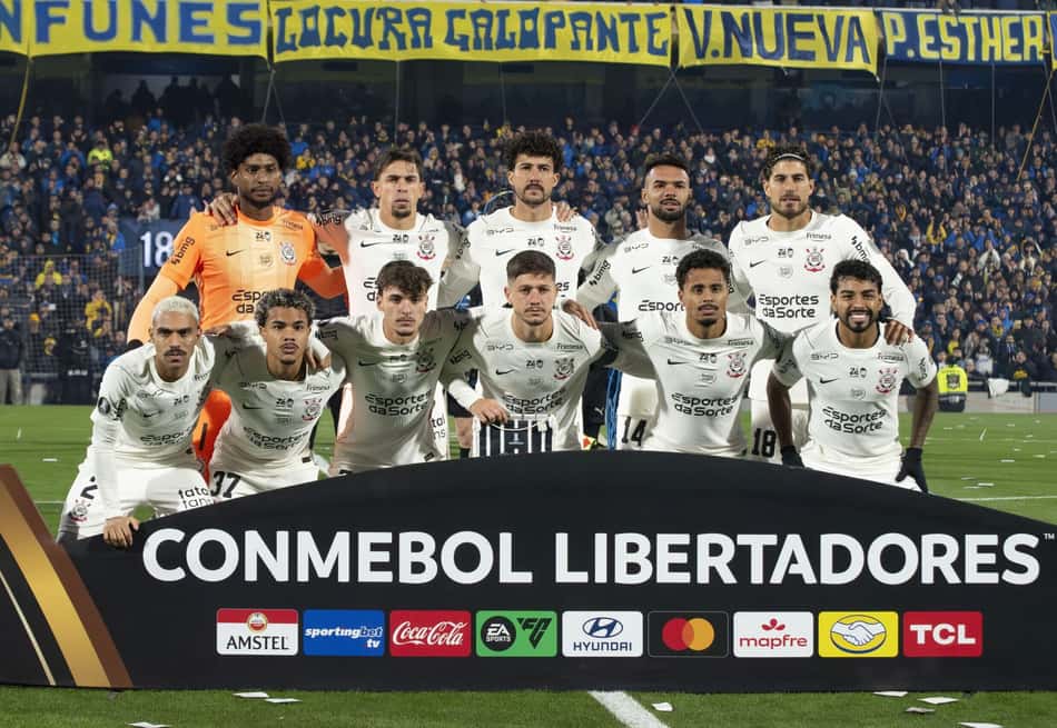 Jogadores do Corinthians em jogo contra o Rosario Central
