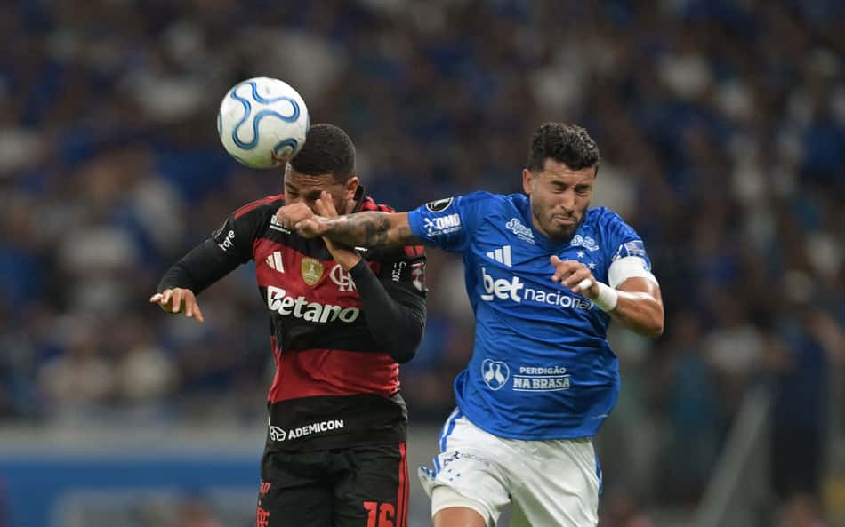Jogadores do Cruzeiro e Flamengo disputando a bola no duelo válido pelas oitavas de final da Libertadores