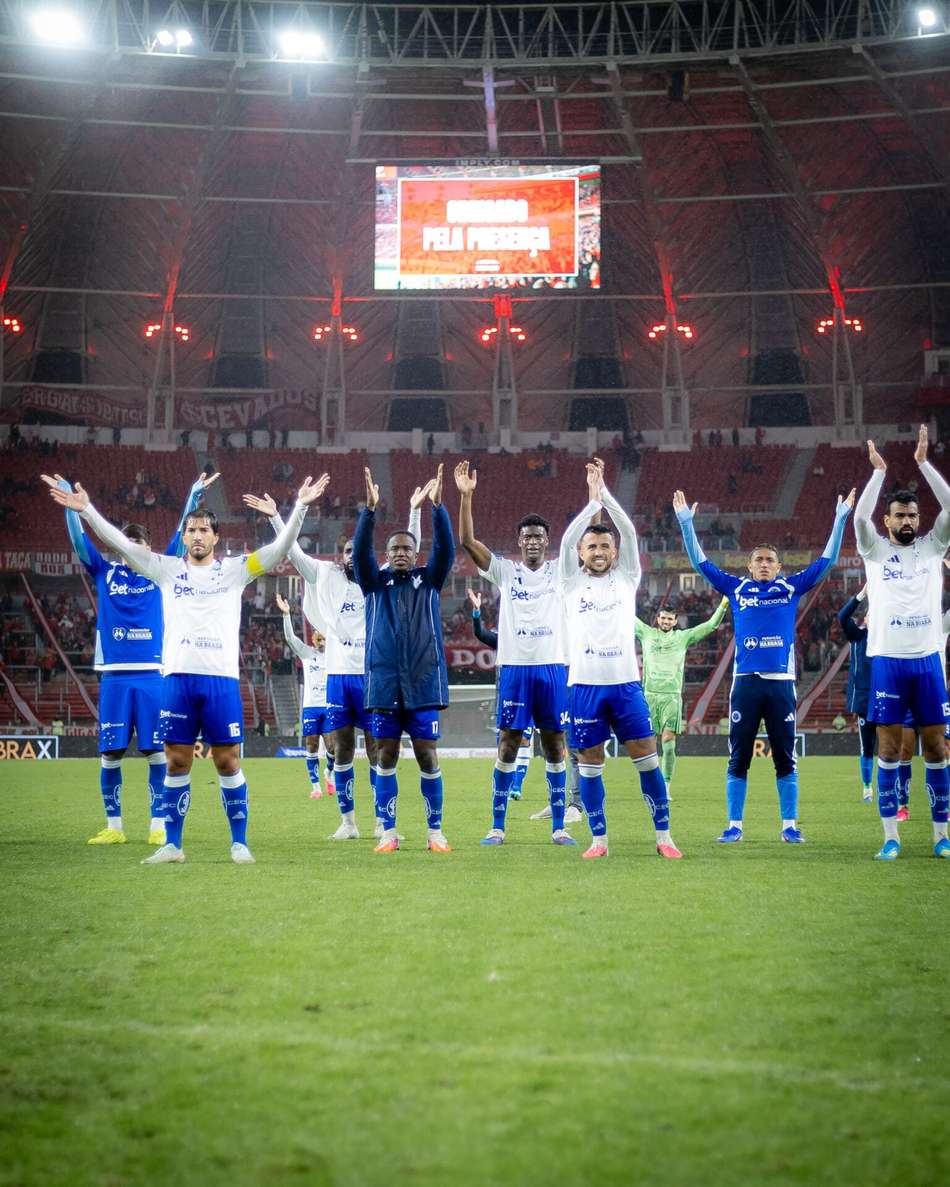 Lucas Silva e jogadores do Cruzeiro no Beira-Rio