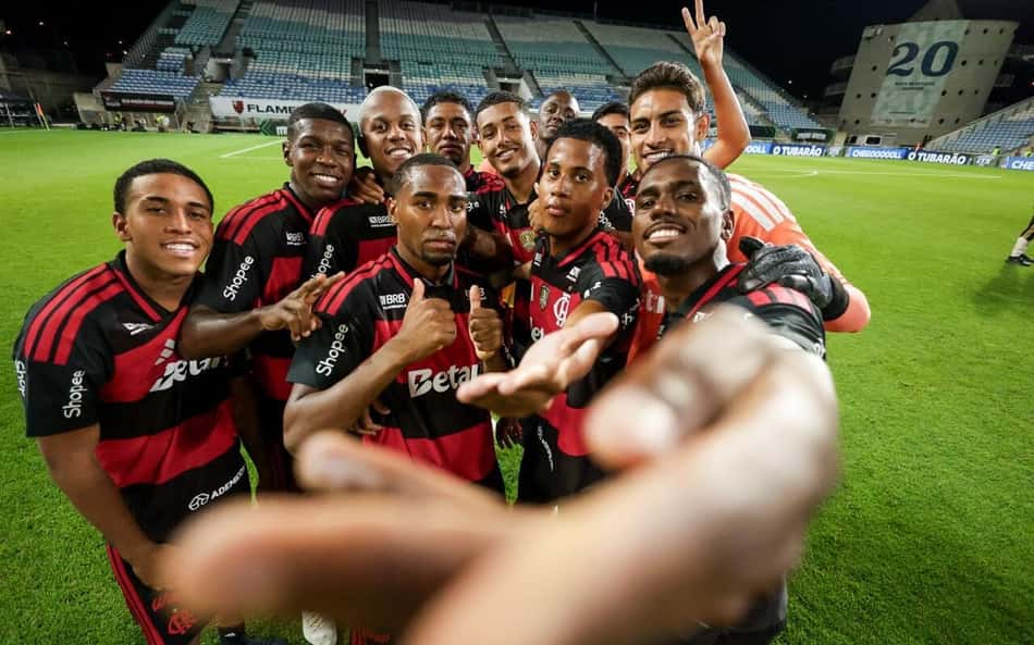 Jogadores do Flamengo posam juntos para comemorar vitória do Rubro-Negro sobre o Lausanne-Sport em amistoso disputado em Portugal