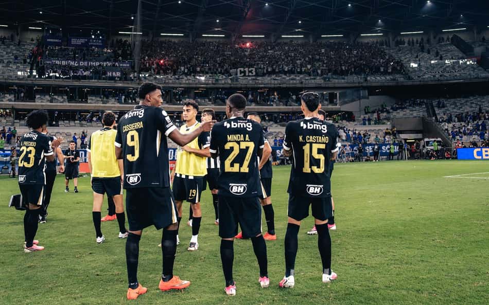 Jogadores do Galo em campo contra o Cruzeiro (Foto: Pedro Souza / Atlético)
