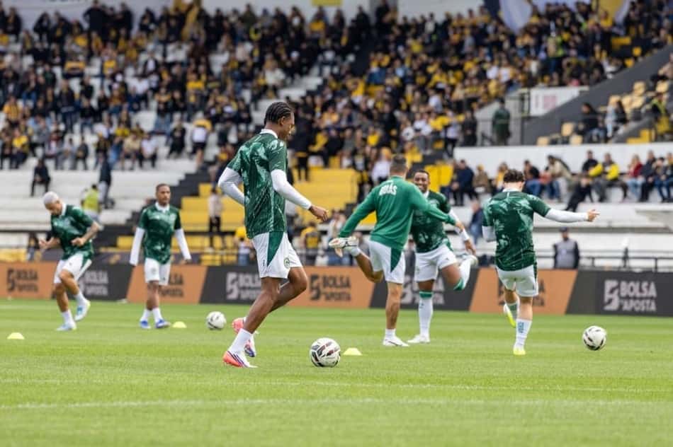 Jogadores do Goiás em aquecimento