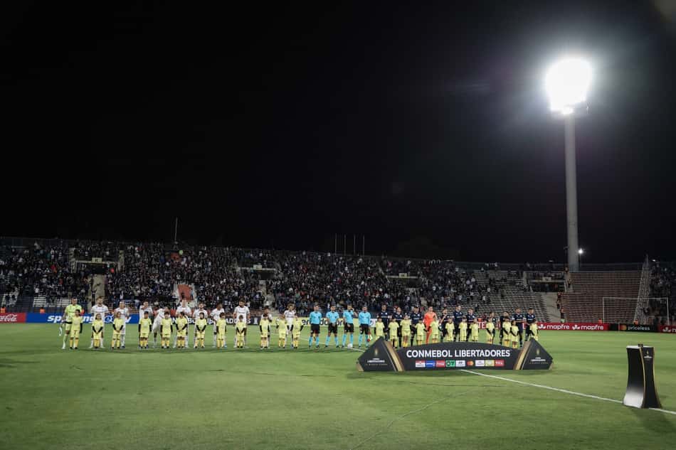 Jogadores do Independiente Rivadavia e do Fluminense perfilados no Malvinas Argentinas