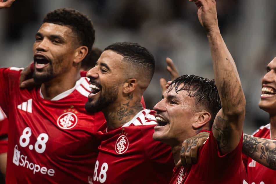 Jogadores do Internacional se abraçam e comemoram classificação na Copa do Brasil após derrota para o Corinthians