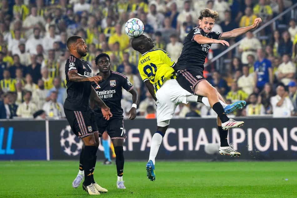 Jogadores do Lyon e Fenerbahçe em ação na Champions