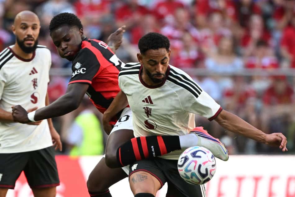 Jogadores do Milan e Manchester United em ação no amistoso