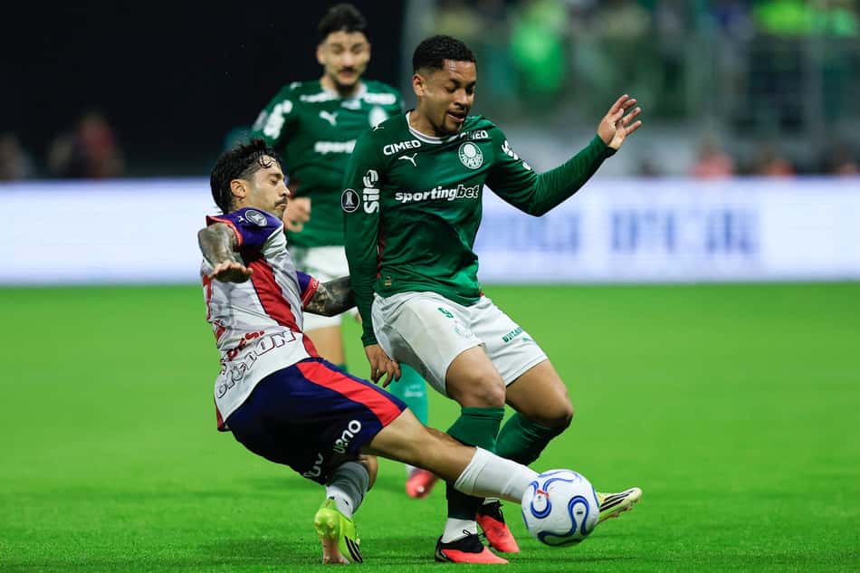 Jogadores do Palmeiras e Cerro Porteño em ação pelo Palmeiras