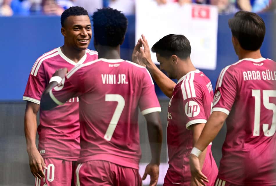 Jogadores do Real Madrid comemorando o gol de Mbappé