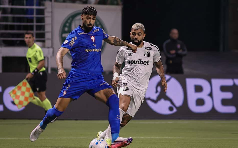 Jogadores do Santos e Palmeiras em ação na Copa do Brasil
