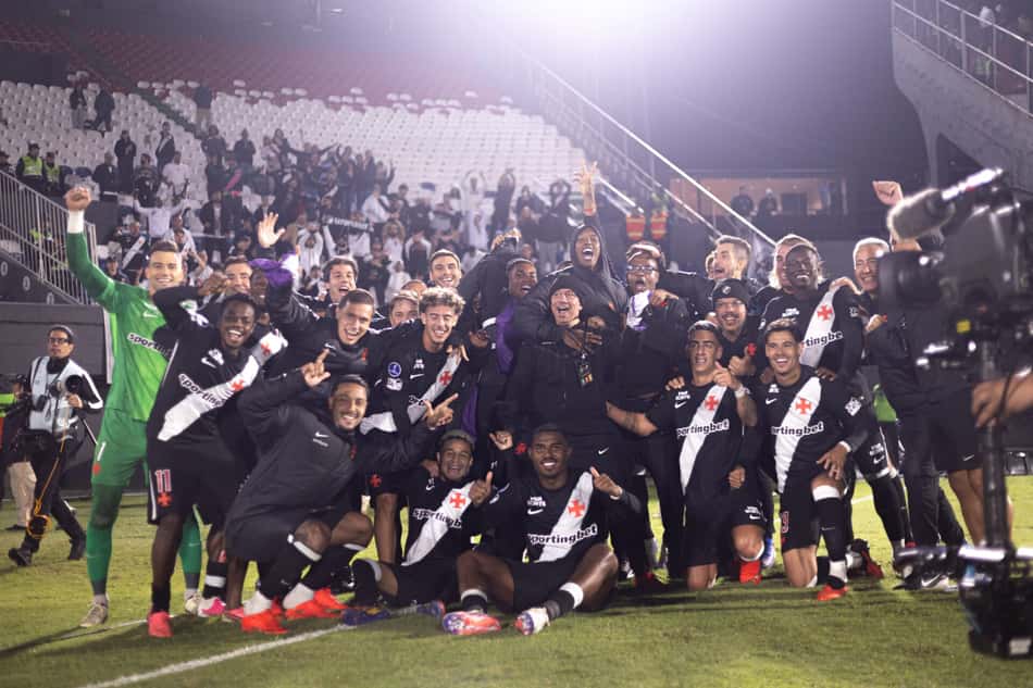 Jogadores do Vasco e comissão celebram classificação para as quartas de final da Copa Sul-Americana