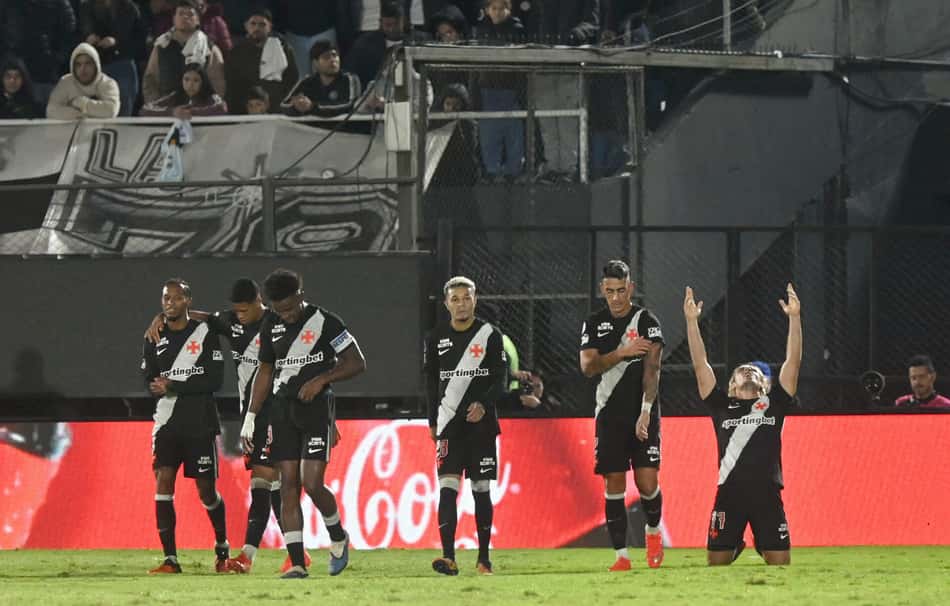 Jogadores do Vasco celebram gol contra o Olimpia, pelas oitvas de final da Sul-Americana