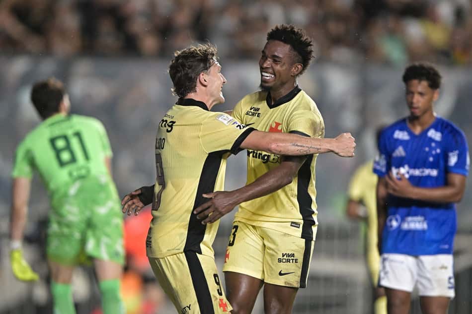 Jogadores do Vasco comemoram gol