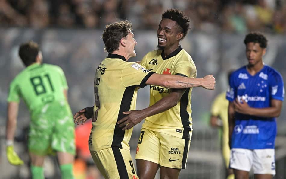 Jogadores do Vasco comemoram gol