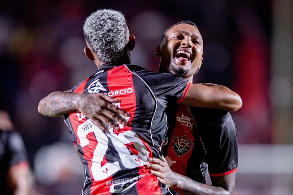 Jogadores do Vitória se abraçam e celebram classificação contra o Athletico-PR na Copa do Brasil