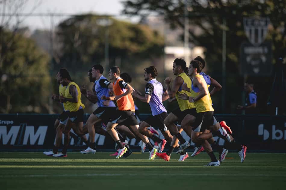 Jogadores em corrida na Cidade do Galo (Foto: Pedro Souza / Atlético)