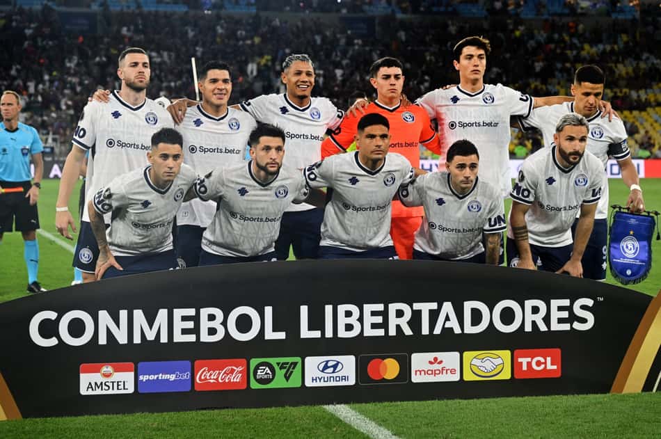Jogadores titulares perfilados durante Fluminense x Independiente Rivadavia, pelas oitavas de final da Libertadores
