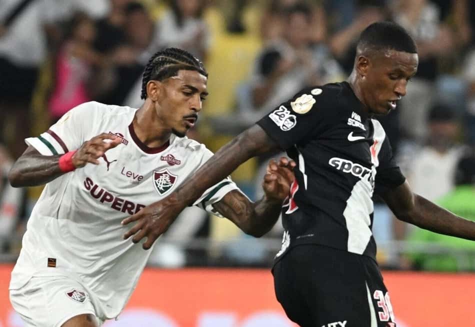 John Kennedy e Robert Renan disputam bola em clássico entre Fluminense e Vasco