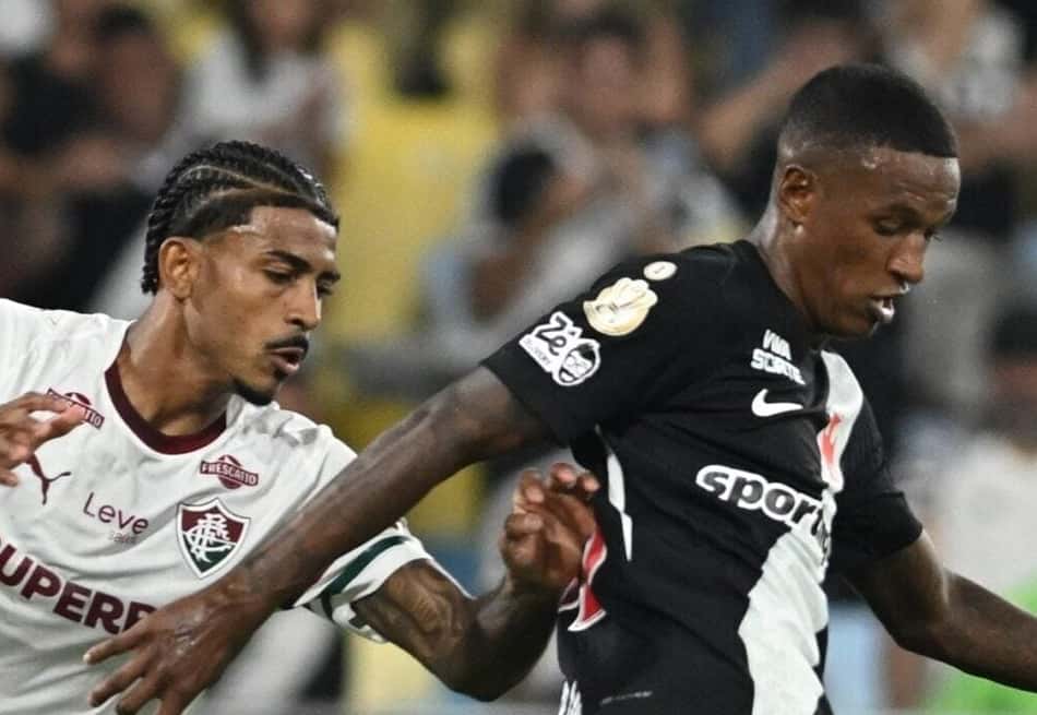 John Kennedy e Robert Renan disputam bola em clássico entre Fluminense e Vasco
