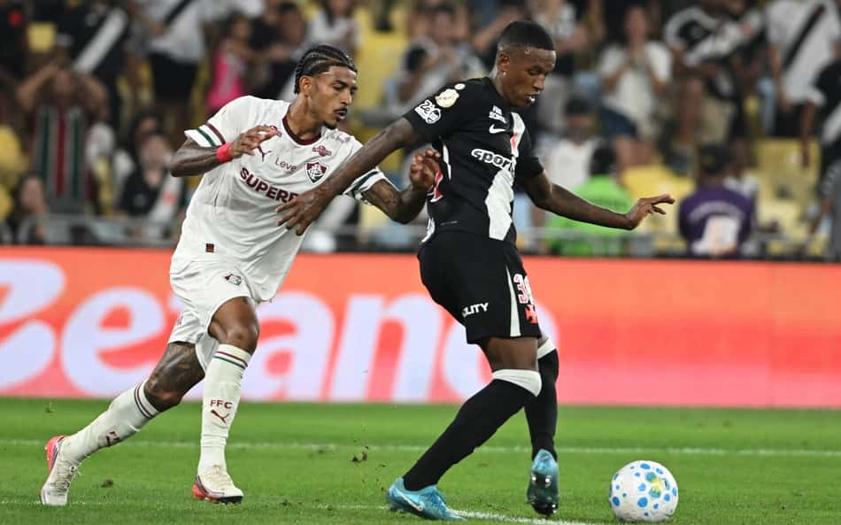 John Kennedy e Robert Renan disputam bola em clássico entre Fluminense e Vasco