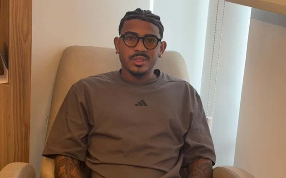 John Kennedy, do Fluminense, manda recado após cirurgia: 'Cabeça erguida'