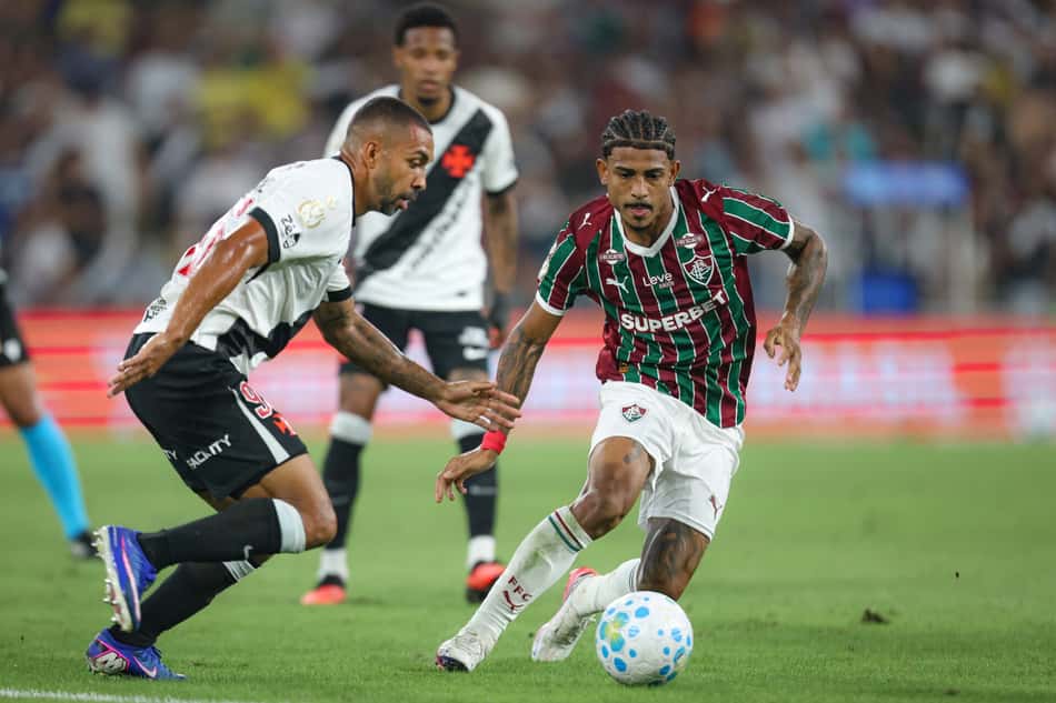 John Kennedy disputando bola com Paulo Henrique do Vasco