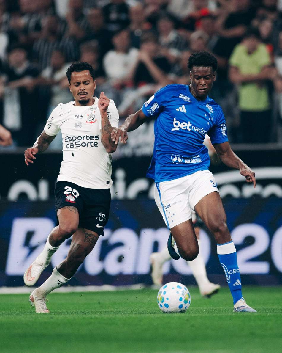 Jonathan Jesus e Allan disputam bola