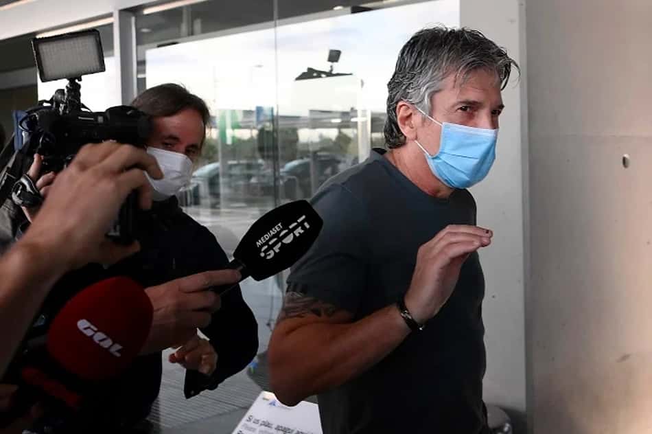 Jorge Messi em chegada no aeroporto de Barcelona em 2020