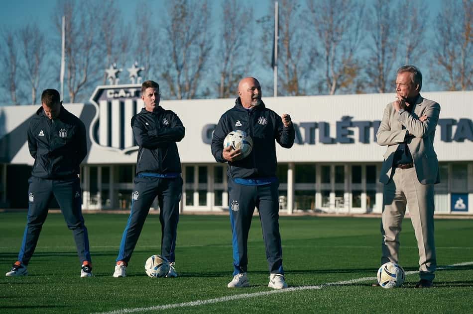 Jorge Sampaoli comanda treino no Talleres ao lado de membros da comissão técnica