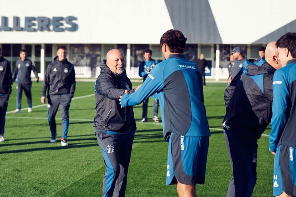 Jorge Sampaoli cumprimeta jogadores do Talleres, da Argentina