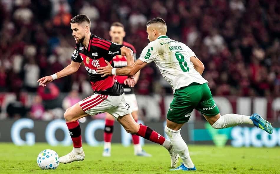 Jorginho é perseguido por Andreas Pereira enquanto conduz a bola em Flamengo x Palmeiras, pelo Brasileirão