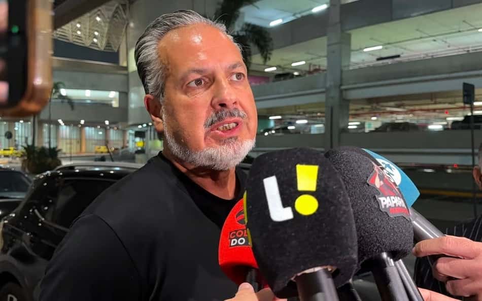 José Boto cercado de microfones em entrevista no Galeão